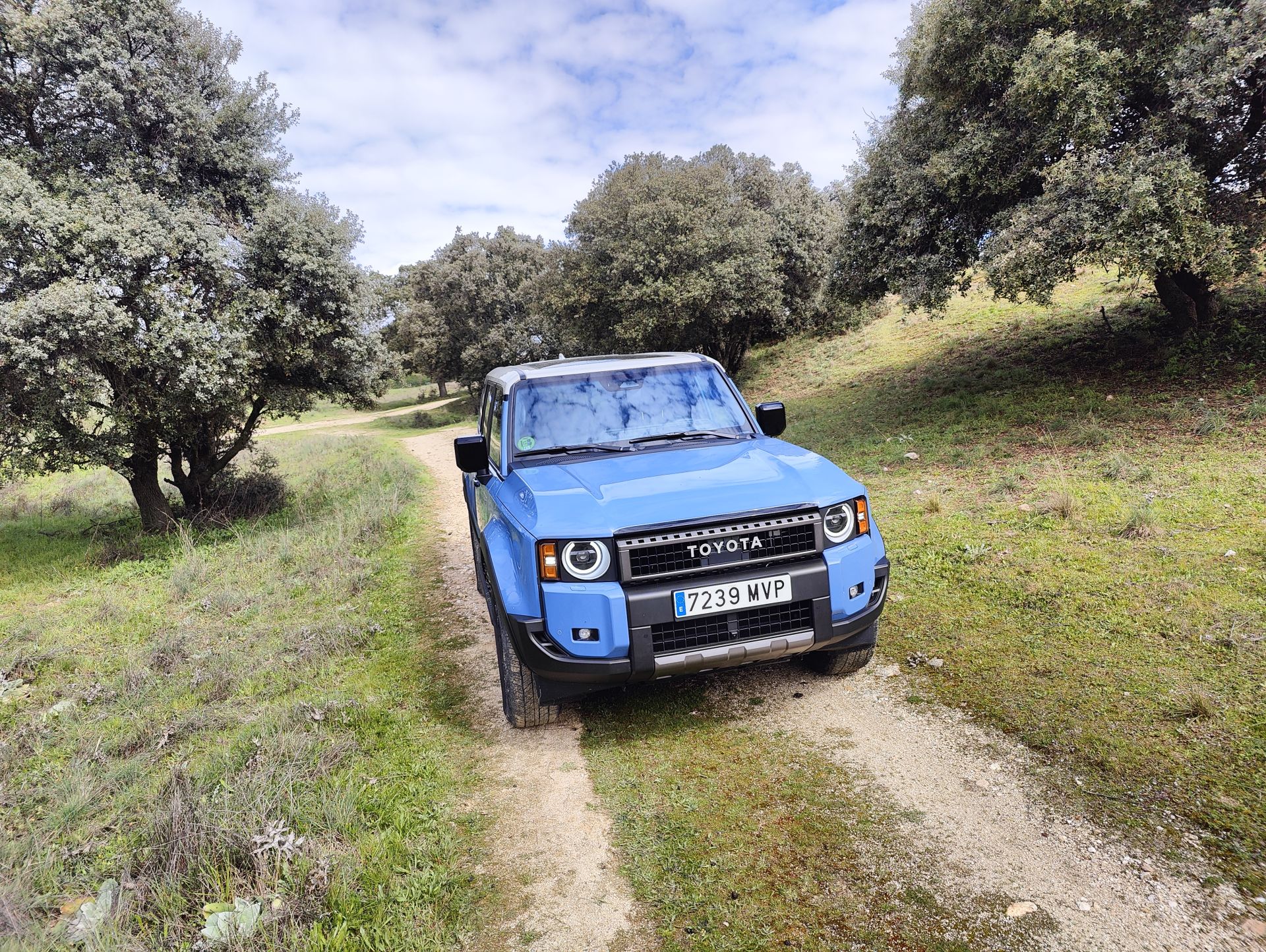 De perfil, el diseño exterior proyecta la silueta clásica del Land Cruiser, con unas firmes líneas horizontales. La longitud total es de 4.920 mm, con 1.980 mm de ancho y 1.870 mm de altura; la distancia entre ejes es de 2.850 mm.