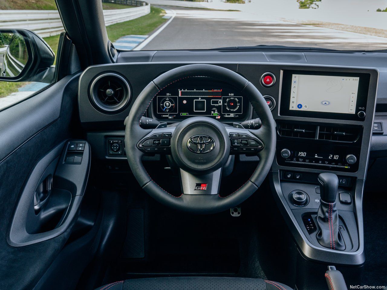 Por otro lado, el salpicadero ha sufrido un completo rediseño, siendo ahora específico de este modelo, y situando los elementos y funciones de uso frecuente, al sencillo alcance del conductor.