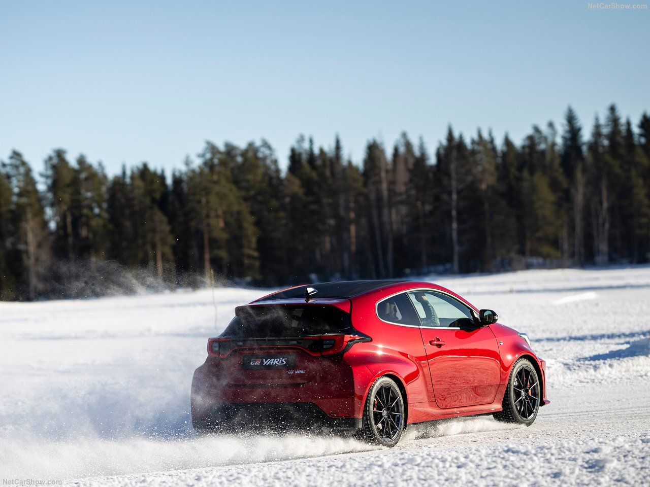 Otro elemento completamente nuevo es la rejilla del radiador que pasa a ser de acero, permitiendo ser reparada en caso de recibir un impacto al rodar en pista.