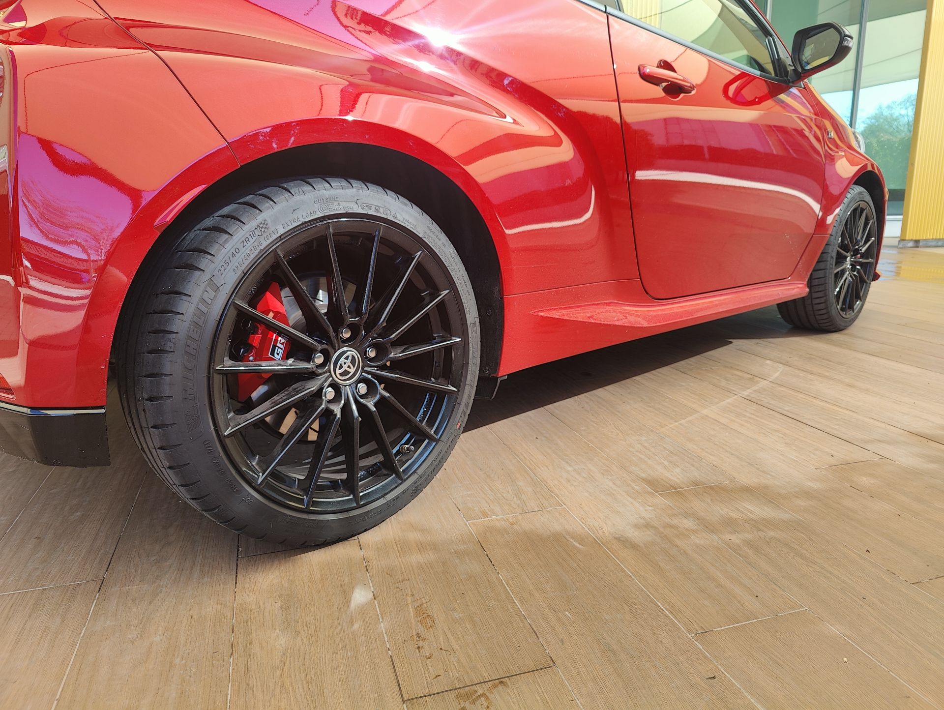 En cuanto al bastidor, su rigidez ha sido reforzada gracias a un número mayor de puntos de soldadura y a la extensión del área donde se aplica adhesivo estructural.