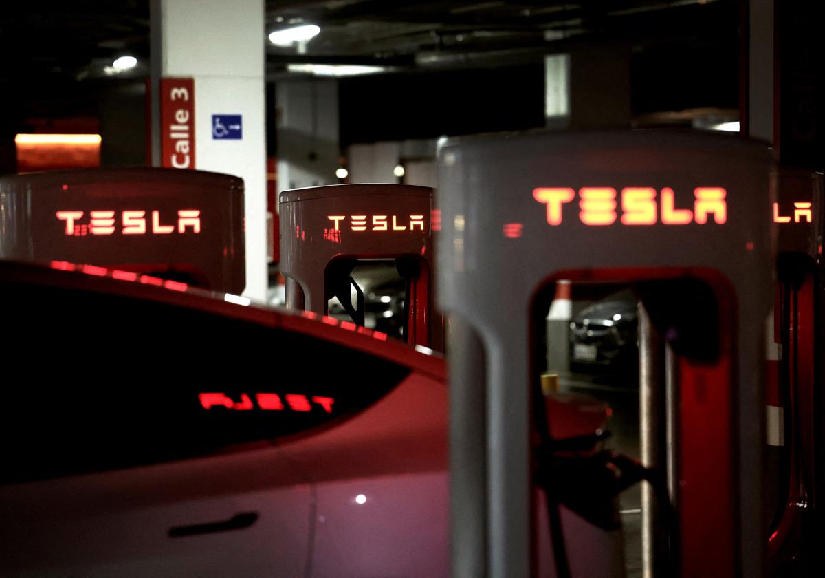 Un vehículo de Tesla siendo recargado.