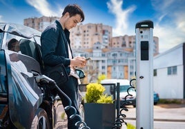 Los puntos de recarga para coche eléctrico crecen un 20% pero 13.072 no están operativos