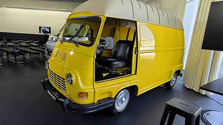 En esta versión de techo sobreelevado de fibra, podemos ver también la puerta corrediza del conductor