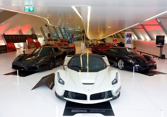 El puente Zaha Hadid es un lugar de referencia que acoge esta impresionante  muestra de coches de la marca Ferrari