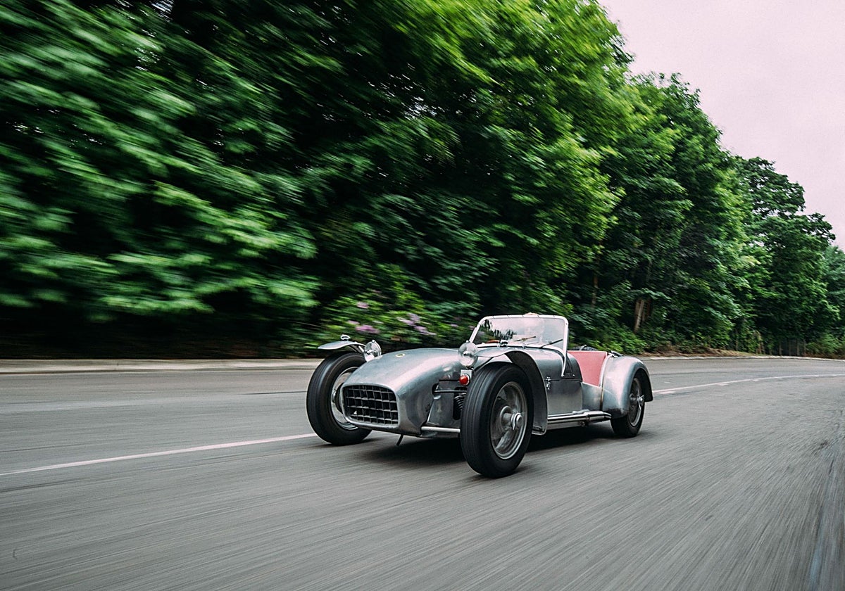 Un Seven Serie 1, con sus características aletas tipo moto