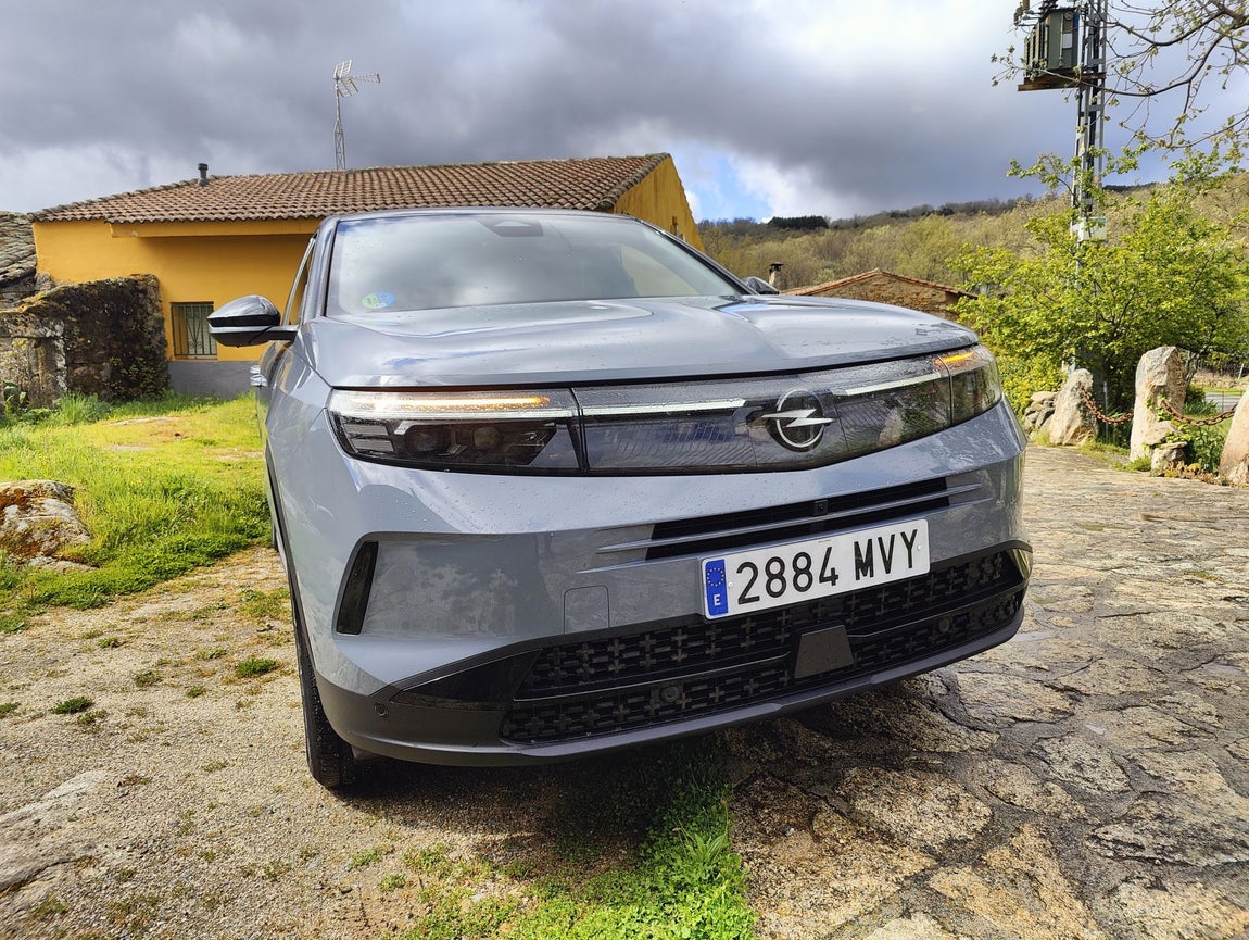 El nuevo Opel Grandland (presentado para el año 2025) adopta una imagen moderna, audaz y diferenciadora, en línea con la nueva filosofía de diseño de la marca alemana, denominada «Bold & Pure»