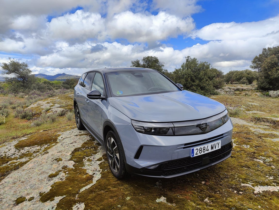 El rasgo más distintivo es el frontal Opel Vizor, una visera negra que integra de forma fluida la parrilla, el nuevo logo «Blitz» de Opel (que en este modelo es iluminado, siendo el primer Opel de producción en incorporarlo) y los estilizados faros. Esta solución de diseño le otorga una identidad visual fuerte y reconocible