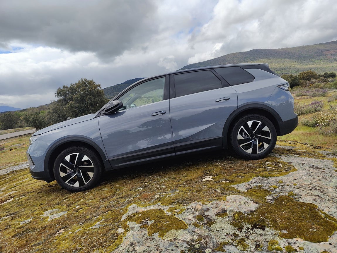 Además, el nuevo SUV tope de gama de Opel incorpora una amplia gama de sistemas de asistencia a la conducción, como el Control de Crucero Automático con función Stop & Go, el Reconocimiento de Señales de Tráfico Extendido, la Adaptación Inteligente de la Velocidad y el Frenado en Colisión. Aparcar y maniobrar también se simplifica gracias a los asistentes de aparcamiento delanteros y traseros, la cámara de visión trasera con función de limpieza automática y la cámara Intelli-Vision de 360 grados