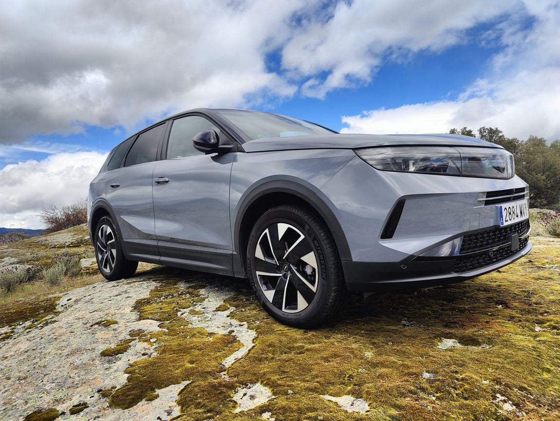 Elegante y dinámico, espacioso y versátil, con una gama de motores totalmente electrificados