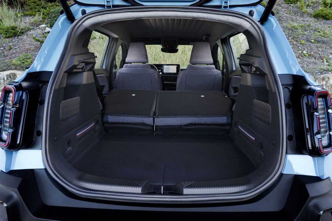 El Renault 4 E-Tech eléctrico ofrece en primer lugar un dúo volumen del maletero/modularidad único en el segmento: 420 litros aprovechables gracias a sus formas cúbicas; umbral de carga muy accesible; ingeniosos portaobjetos; banqueta abatible; disposición de tipo tablet del asiento del pasajero (una novedad en un vehículo eléctrico Renault).