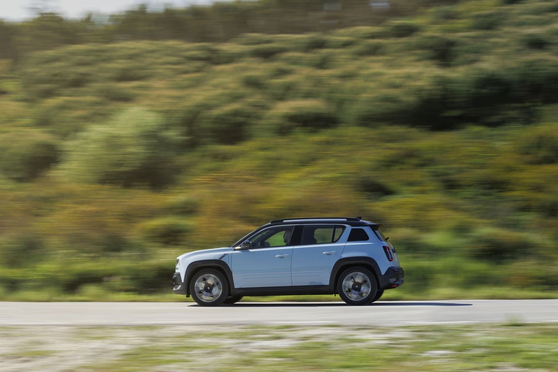 Ligeramente más grande y espacioso que este último, se posiciona como Captur con respecto a Clio. Mientras que Renault 5 E-Tech 100% eléctrico se dirige a una clientela urbana, Renault 4 E-Tech 100% eléctrico tiene una visión más amplia y pretende acercar a todos los públicos, incluidas las familias jóvenes, a la conducción eléctrica.