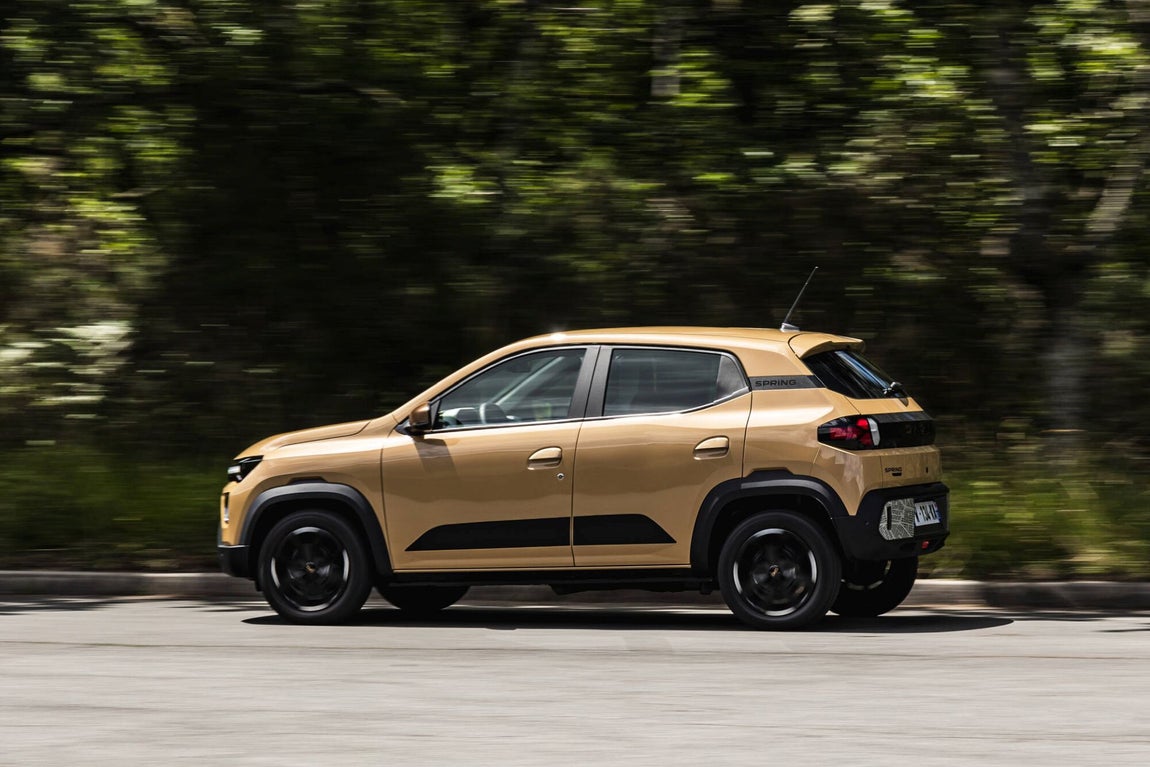 Dacia Spring nunca ha dejado de evolucionar desde su lanzamiento, adoptando la nueva identidad de marca en 2022 y más tarde, en 2023, una motorización más potente de 65 CV. Siempre ha conservado su ventaja fundamental: ser el vehículo 100% eléctrico más accesible del mercado.