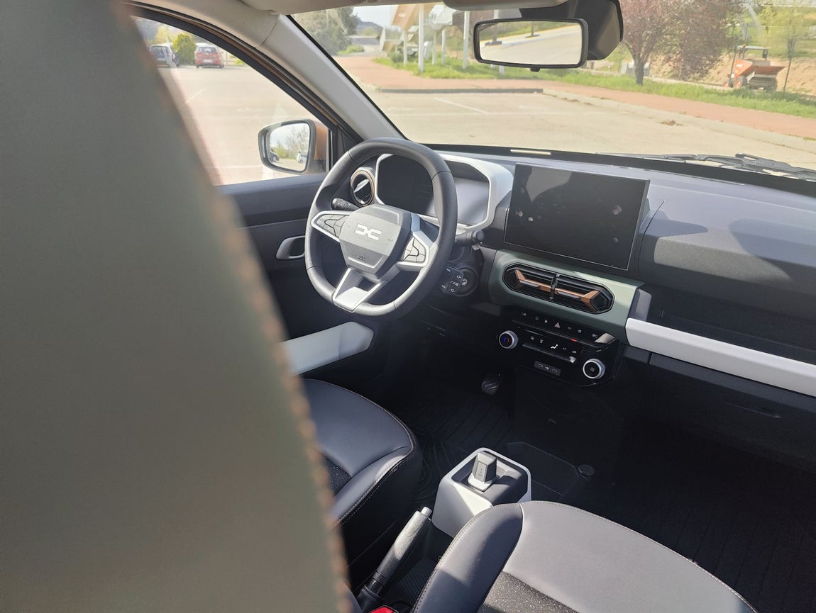 El salpicadero se ha reinventado por completo, tanto para integrar el nuevo diseño interior de Dacia, que se distingue por una arquitectura mucho más horizontal, como para integrar una nueva gama de pantallas digitales. Spring recibe un cuadro de instrumentos digital y personalizable con una pantalla de 7 pulgadas en todas las versiones y una gran pantalla multimedia central de 10 pulgadas en el nivel de acabado superior. Los colores y materiales del interior se han replanteado para ofrecer una calidad superior, pero minimizando la diversidad para controlar los costes, de acuerdo con la filosofía Dacia.