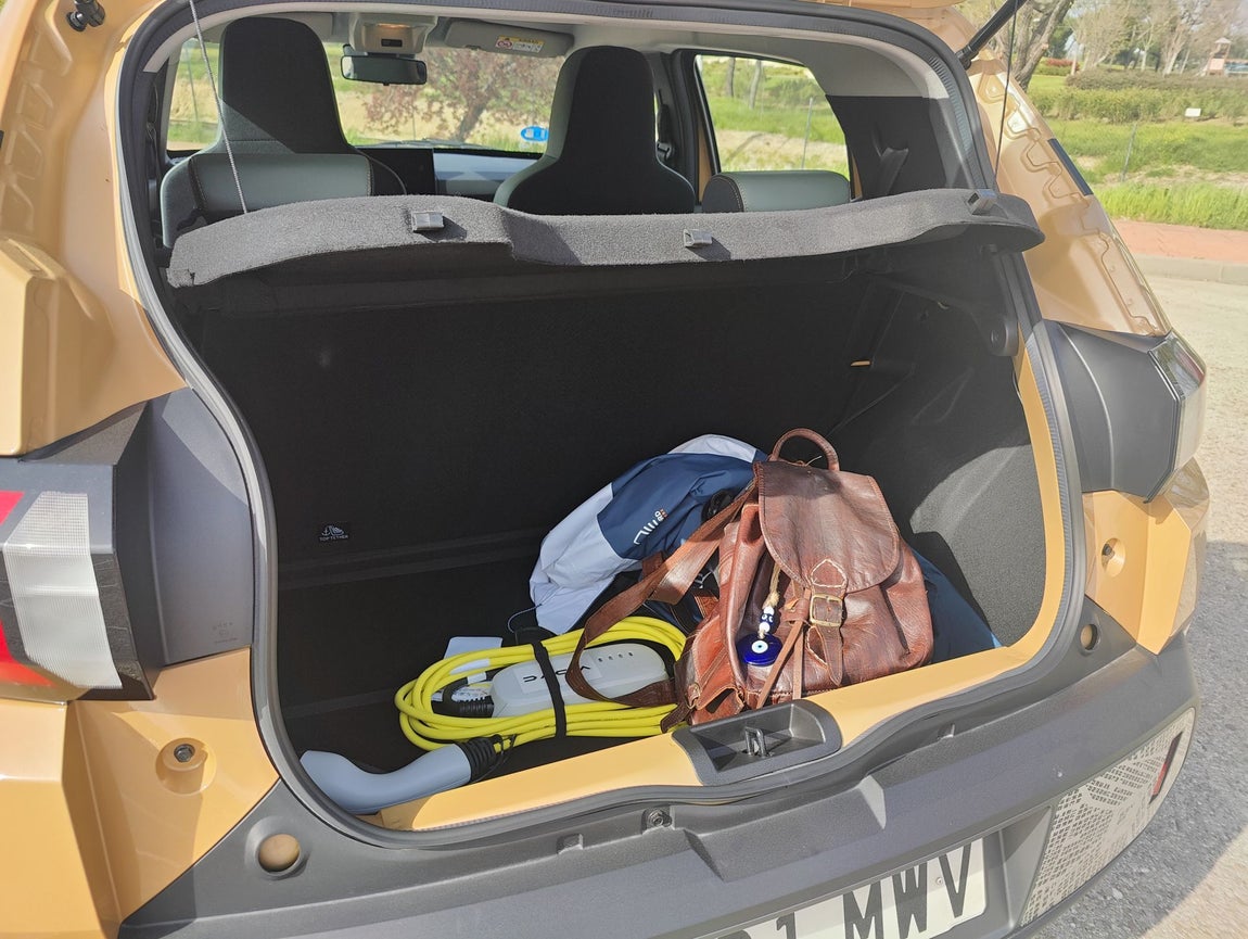 Su relación valor/precio lo convierte en una oferta única en su categoría: Desde 40€/mes. Spring está destinado a familias y clientes que buscan una movilidad cero emisiones a un precio accesible, adecuado para una conducción urbana y periurbana. Spring les aporta eficiencia y modernidad con tecnologías al servicio del placer de conducción y del placer a bordo.