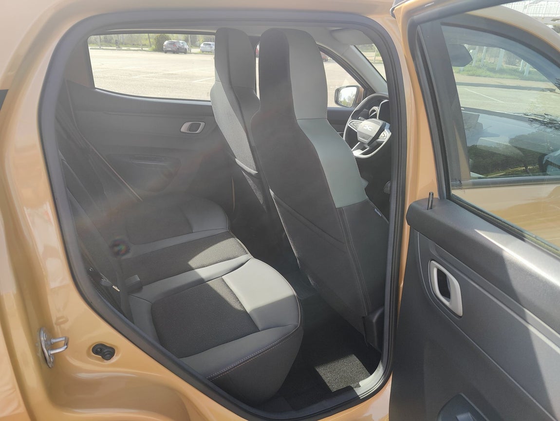 Dada la naturaleza compacta del Dacia Spring, el espacio en las plazas traseras es limitado, especialmente en cuanto a espacio para las piernas si los ocupantes delanteros son altos.