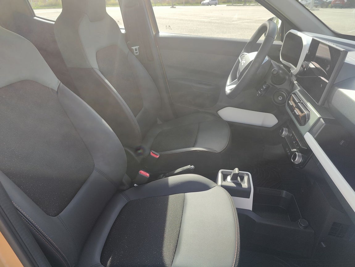 El interior del nuevo Dacia Spring 2025 ha sido renovado para ofrecer una mayor sensación de amplitud y modernidad. Destaca un salpicadero de diseño horizontal con un nuevo panel de instrumentos digital (de 7" en el acabado Expression y configurable de 7" en el Extreme) y una pantalla multimedia central de 10" en el acabado superior Extreme con navegación conectada.