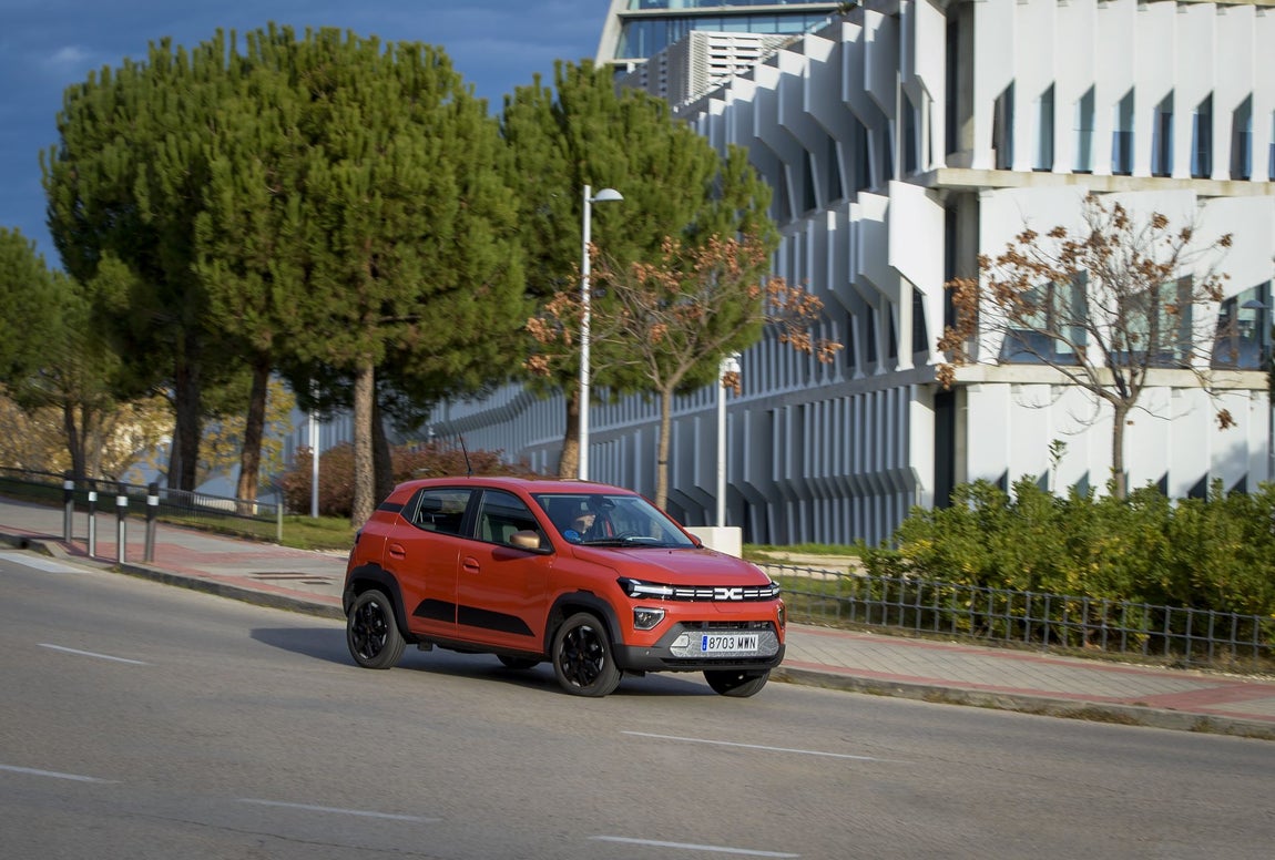 Adopta la nueva identidad visual de Dacia, con un diseño más estructurado que incluye luces diurnas LED en forma de "Y" integradas en los faros, y el nuevo logotipo "Dacia Link" en el centro de una parrilla rediseñada.