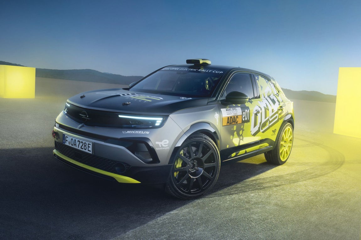 Desde el exterior, el Mokka GSE Rally atrae todas las miradas: con su extraordinario laminado que que incluye con grandes letras 'OMG! GSE' (enlace al comunicado OMG GSE). Además, hay pinzas de freno amarillas en la parte delantera y llantas amarillas en la parte trasera, así como otros detalles de diseño de rally. Hay una toma de aire claramente visible en el techo y "Mokka GSE RALLY" está estampado en letras blancas y amarillas en el capó negro.