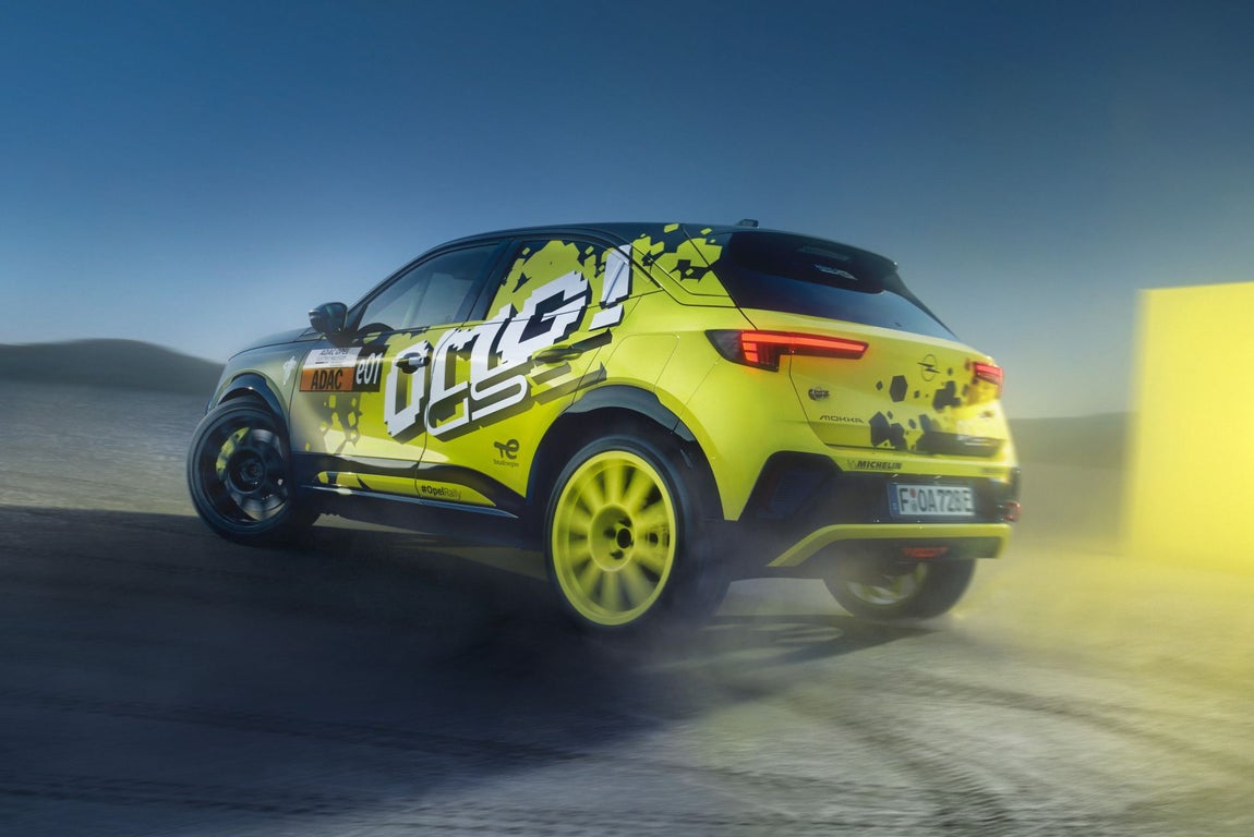 El chasis se fabricó con un diseño ligero. La suspensión de rally perfectamente ajustada de Bilstein consta de puntales McPherson reforzados y soportes uniball en el eje delantero, así como un eje trasero rígido con resortes y amortiguadores modificados. Las ayudas electrónicas a la conducción como el ABS, el ESP, el asistente de mantenimiento de carril y el control de tracción están ausentes en el Mokka GSE Rally. Sobre la base de la experiencia adquirida con el Corsa Rally Electric, la puesta a punto del software para la gestión del motor y la batería se ha diseñado para obtener la máxima eficiencia, facilidad de conducción en condiciones competitivas y rendimiento. La batería corresponde a la versión de serie con una capacidad de almacenamiento de 54 kWh.