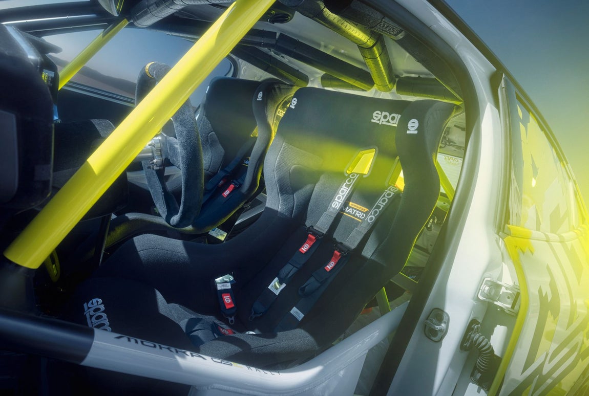 Al igual que el Opel Corsa Rally Electric, el Mokka GSE Rally también tiene una jaula antivuelco (certificada por la FIA), asientos de rally con cinturones de seguridad de seis puntos, un encapsulado especial de la batería y un protector adicional contra el empotramiento. El sistema de 400 voltios es supervisado continuamente por el probado indicador de alarma principal. En el improbable caso de que se produzca un problema de aislamiento, un sistema de aviso visual y acústico informa inmediatamente de un mal funcionamiento.
