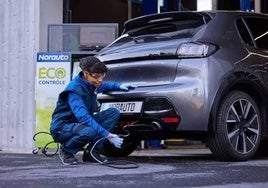 Pequeños gestos al conducir con los que puedes ahorrar combustible