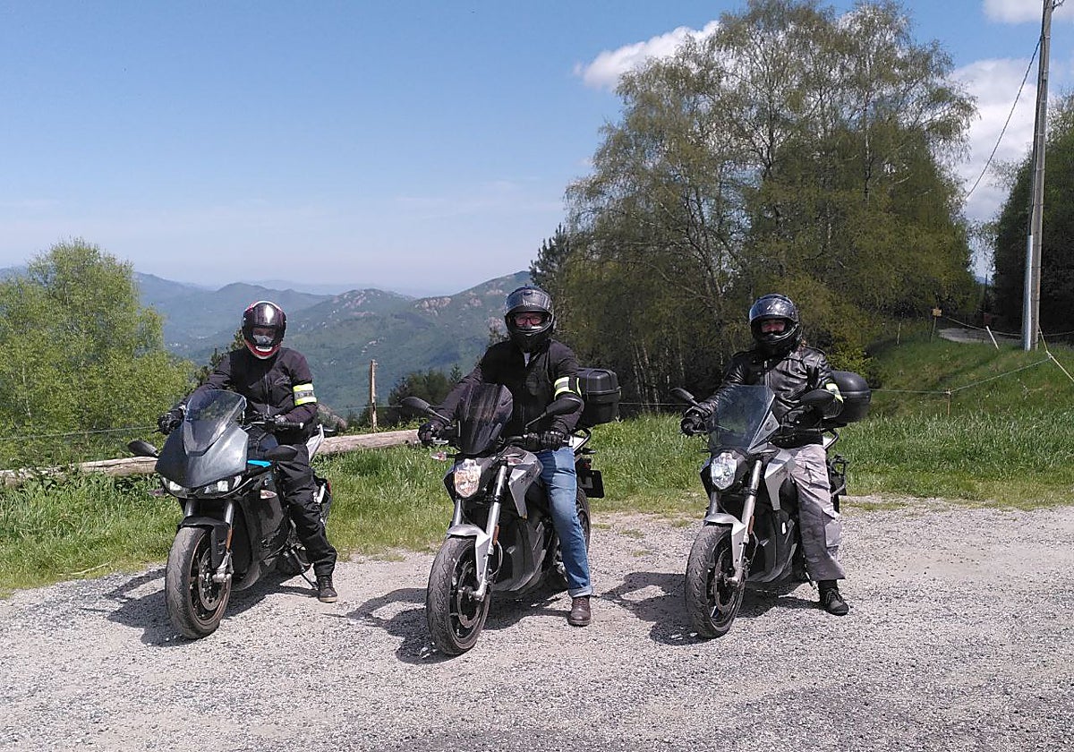 Los participantes Miguel Ángel, Peter y Víctor, en sus Zeros