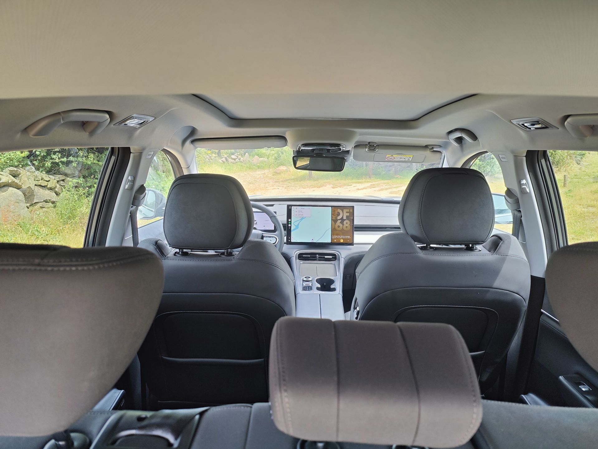 Capacidad para siete ocupantes: Tres filas de asientos que garantizan espacio y confort para toda la familia.