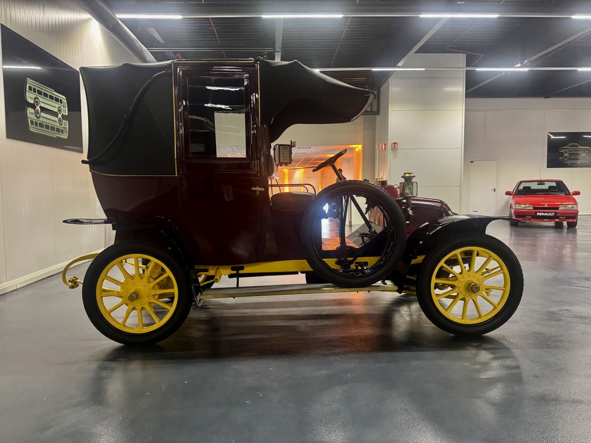 El tesoro automovilístico está formado por cientos de vehículos cuidadosamente conservados y restaurados, estos vehículos abarcan la historia de Renault desde el primer coche construido por Louis Renault en 1898 (Tipo A) hasta los modelos de antes de la guerra, los coches de Fórmula 1, los emblemáticos Alpine y los visionarios coches conceptuales