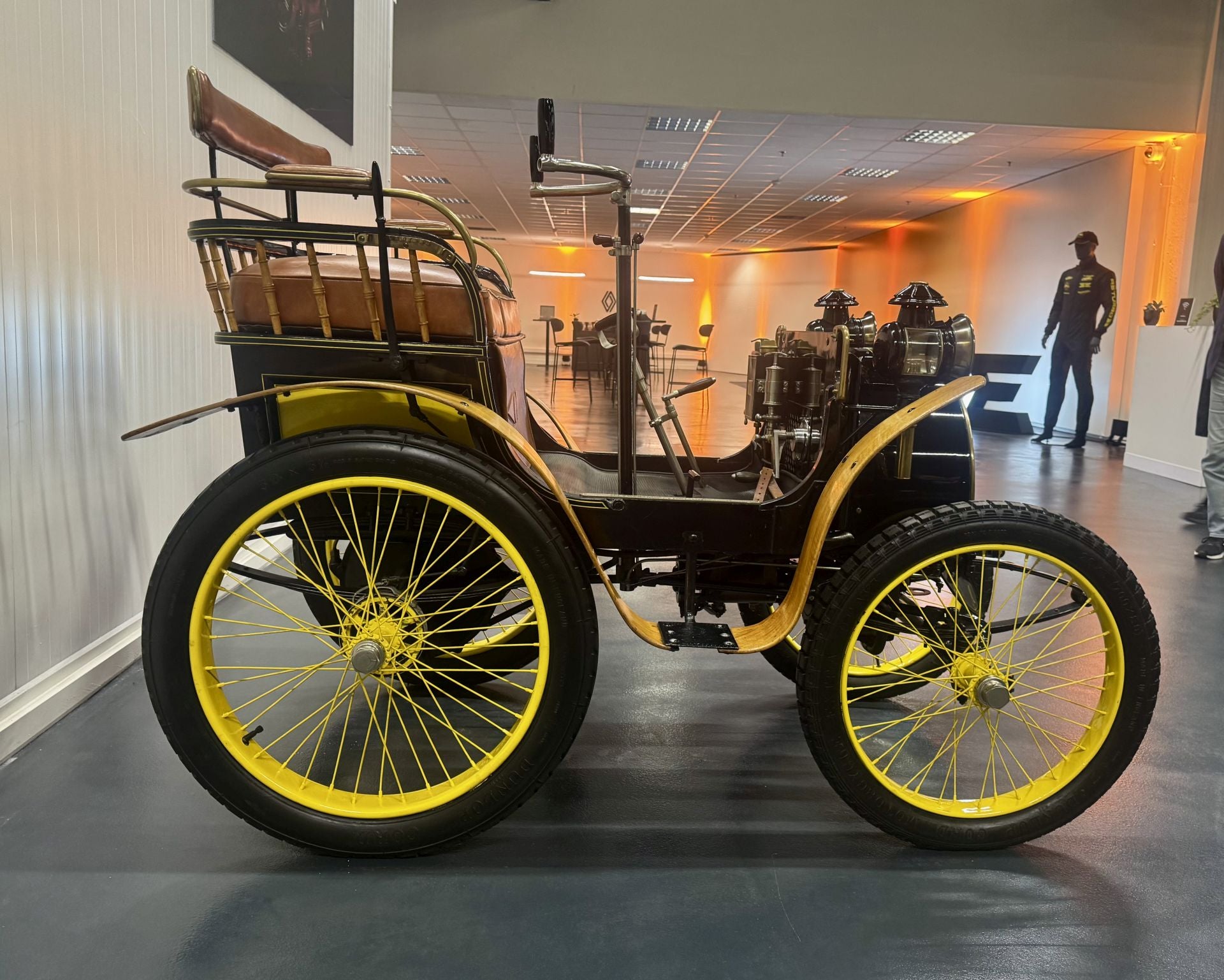 El tesoro automovilístico está formado por cientos de vehículos cuidadosamente conservados y restaurados, estos vehículos abarcan la historia de Renault desde el primer coche construido por Louis Renault en 1898 (Tipo A) hasta los modelos de antes de la guerra, los coches de Fórmula 1, los emblemáticos Alpine y los visionarios coches conceptuales