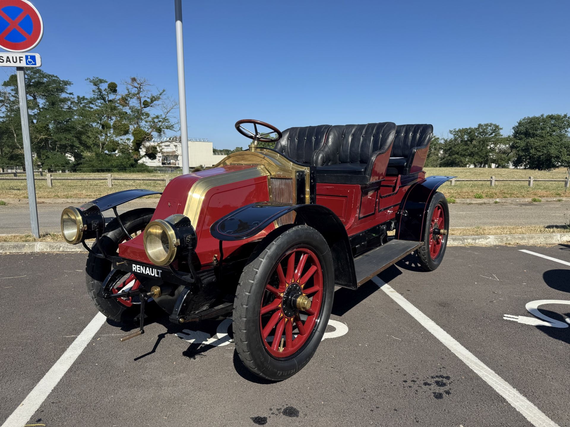 El tesoro automovilístico está formado por cientos de vehículos cuidadosamente conservados y restaurados, estos vehículos abarcan la historia de Renault desde el primer coche construido por Louis Renault en 1898 (Tipo A) hasta los modelos de antes de la guerra, los coches de Fórmula 1, los emblemáticos Alpine y los visionarios coches conceptuales