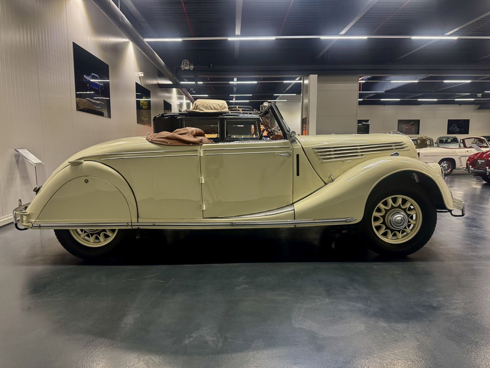 El tesoro automovilístico está formado por cientos de vehículos cuidadosamente conservados y restaurados, estos vehículos abarcan la historia de Renault desde el primer coche construido por Louis Renault en 1898 (Tipo A) hasta los modelos de antes de la guerra, los coches de Fórmula 1, los emblemáticos Alpine y los visionarios coches conceptuales