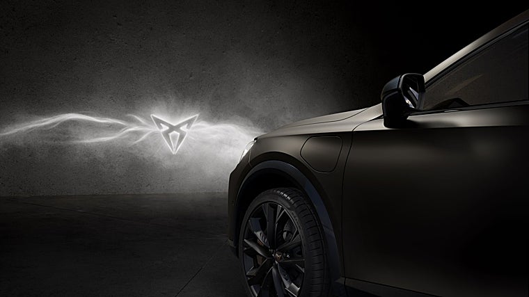 CUPRA actualiza los modelos Formentor y León con faros Matrix LED Ultra, asistente de tráfico cruzado delantero y el nuevo color Dark Void