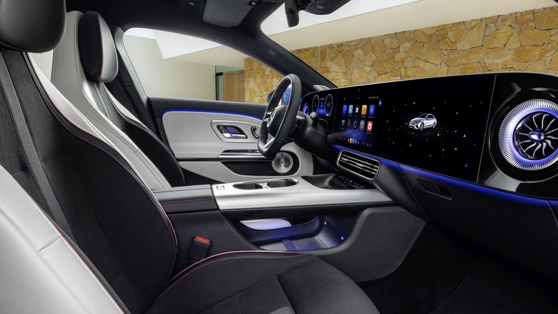 Equipa una batería de iones de litio con una capacidad neta de 85 kWh, utilizando tecnología de ánodos de óxido de silicio que ofrecen una densidad energética superior, permitiendo almacenar más energía con menor peso.