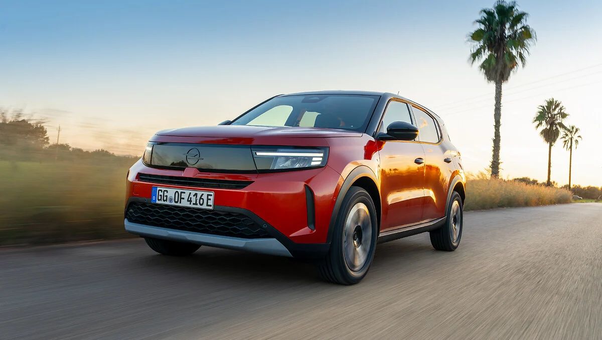 Incorpora la distintiva "cara" de la marca que integra faros, parrilla y el nuevo logotipo Opel Blitz.