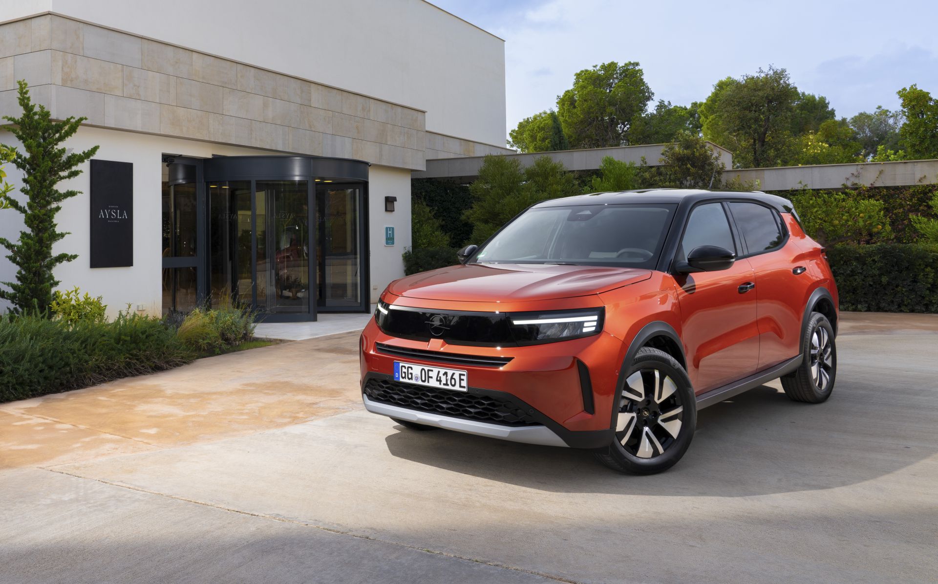 Disponible en versiones híbridas (MHEV) y 100% eléctricas (BEV) desde su lanzamiento.