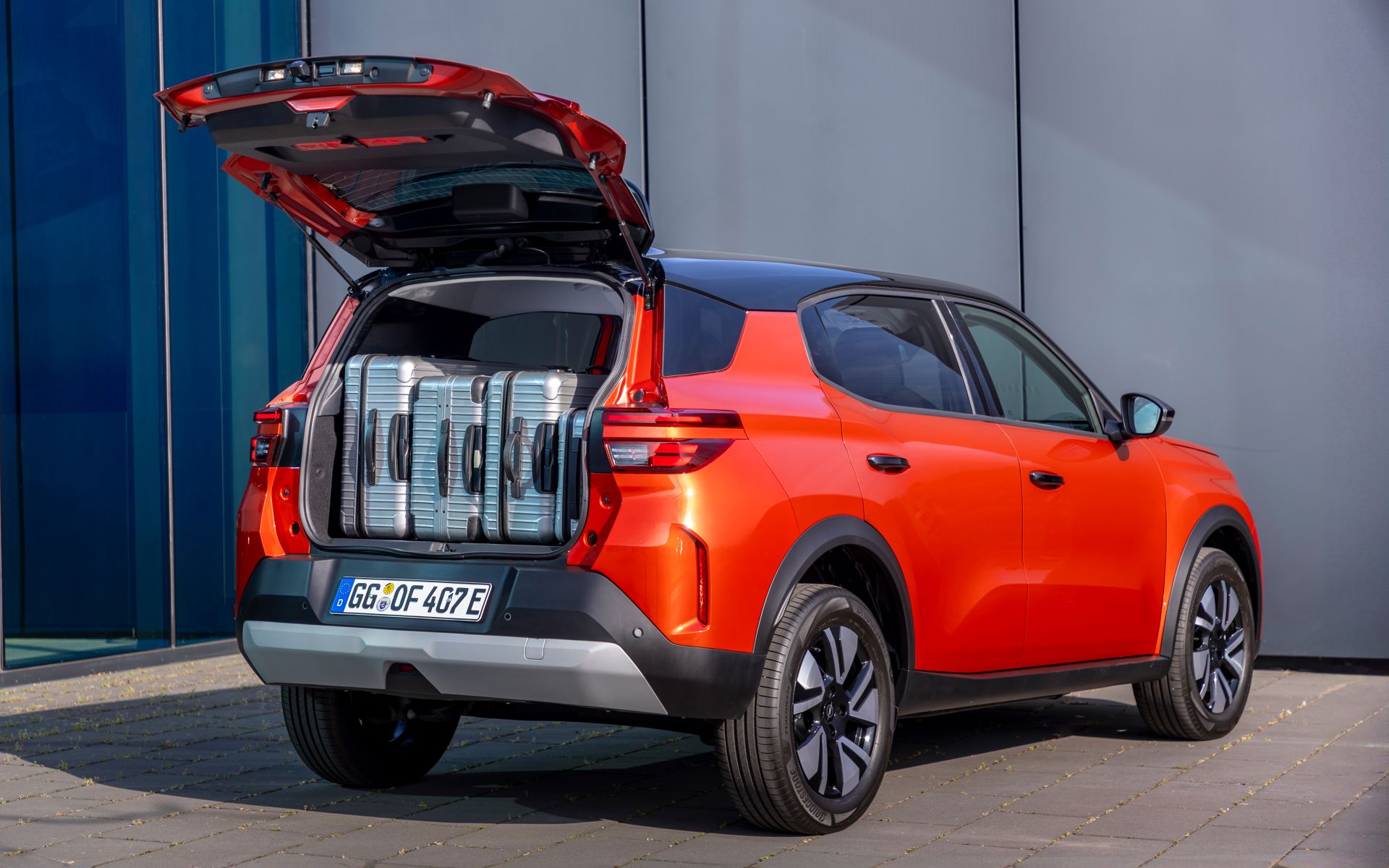 Ofrece 460 litros de volumen de carga con los asientos traseros en posición, expandible a 1.600 litros al abatirlos.