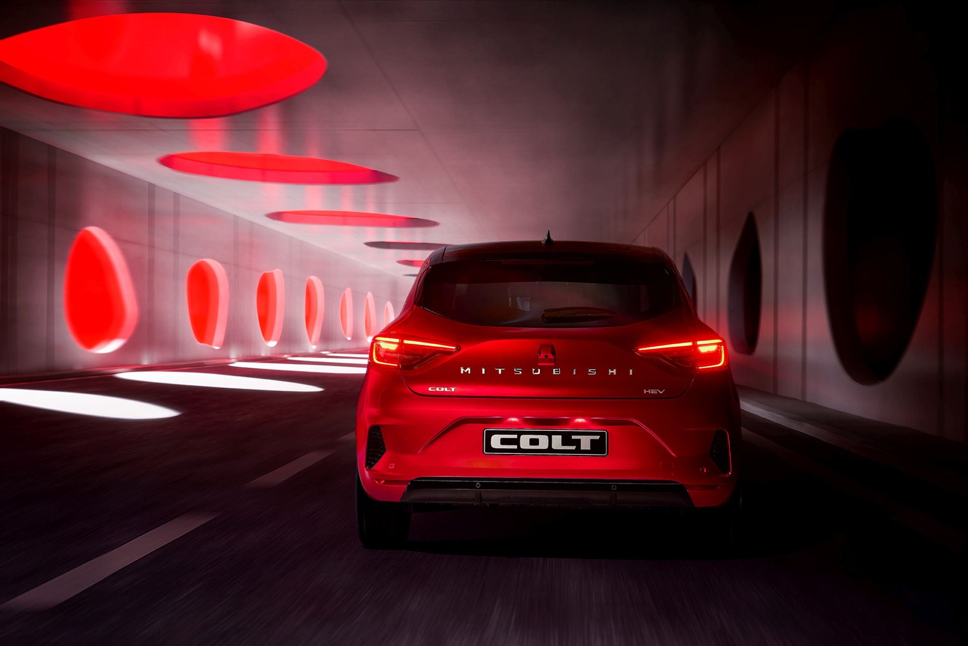 Está construido sobre la plataforma CMF-B de la Alianza Renault-Nissan-Mitsubishi, compartiendo base con modelos actuales de gran éxito, como el Renault Clio.