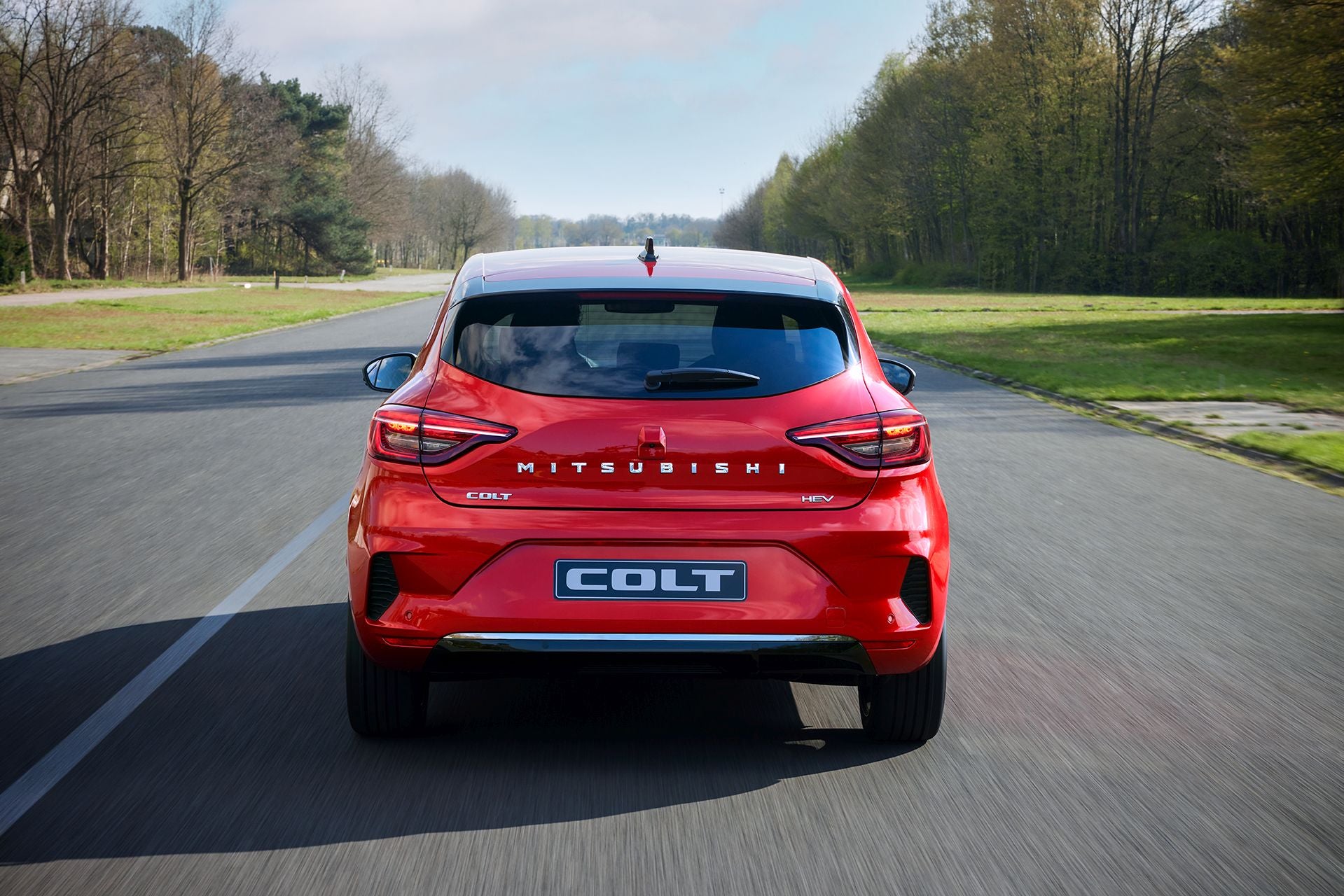 Disponible con un motor MPI-T turboalimentado de tres cilindros y 1.0 litros, que ofrece 90 CV (67 kW) y 160 Nm de par, asociado a un cambio manual de seis velocidades.