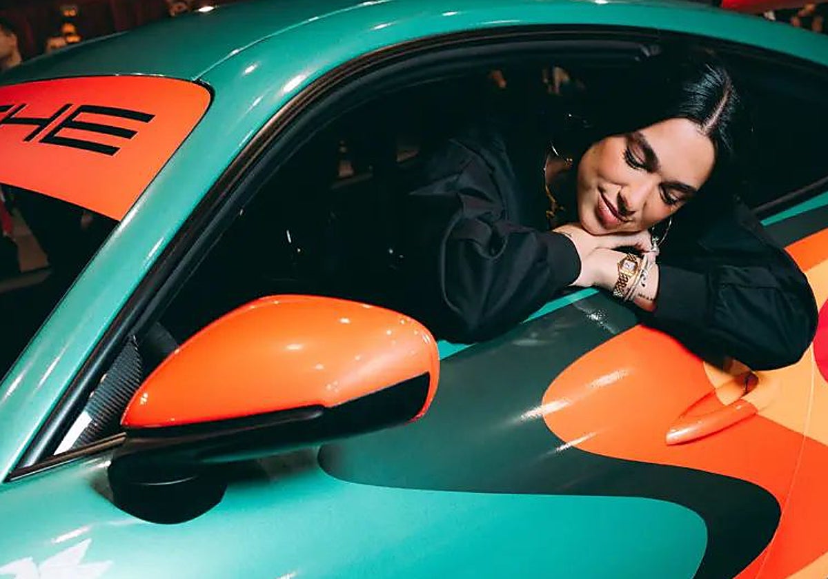 Dua Lipa en el coche que saldrá a subasta.