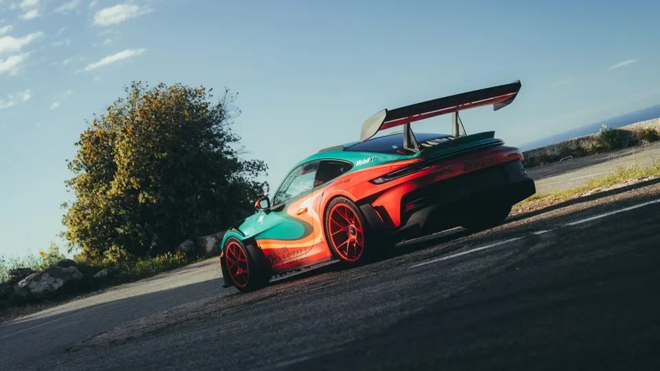 El 'Dua Lipa Rennstall GT3 RS' hizo su debut mundial en un entorno mediterráneo ideal. Su llamativa librea, predominantemente en turquesa con remolinos en rojo, dorado y verde oscuro, es un reflejo perfecto de la energía y el estilo que caracterizan las actuaciones y el diseño escénico de Dua Lipa. La artista experimentó personalmente este GT3 RS por las calles del principado en mayo, antes de sumergirse en el paddock de la Porsche Mobil 1 Supercup.