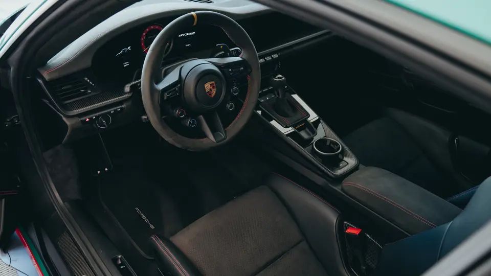 En su corazón, este 911 GT3 RS de última generación alberga un motor bóxer de seis cilindros y 4.0 litros de aspiración natural, que revoluciona hasta unas impresionantes 9.000 rpm. Entrega 525 CV a las ruedas traseras a través de una transmisión Porsche Doppelkupplung (PDK) de 7 velocidades, permitiéndole acelerar de 0 a 100 km/h en solo 3,2 segundos y alcanzar una velocidad máxima de 296 km/h.