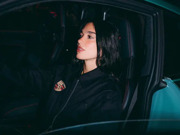 Este Porsche 911 GT3 RS, con especificaciones europeas, fue fabricado el 28 de febrero de 2024, luciendo originalmente una pintura Gris Ártico con un interior en cuero negro y Race-Tex con costuras en Rojo Guardia. Incorpora el codiciado Paquete Weissach, que reduce el peso en 22 kilogramos gracias a elementos de construcción ligera como llantas de magnesio (en este caso, en Rojo Pyro Satin) y componentes de transmisión reforzados con fibra de carbono.