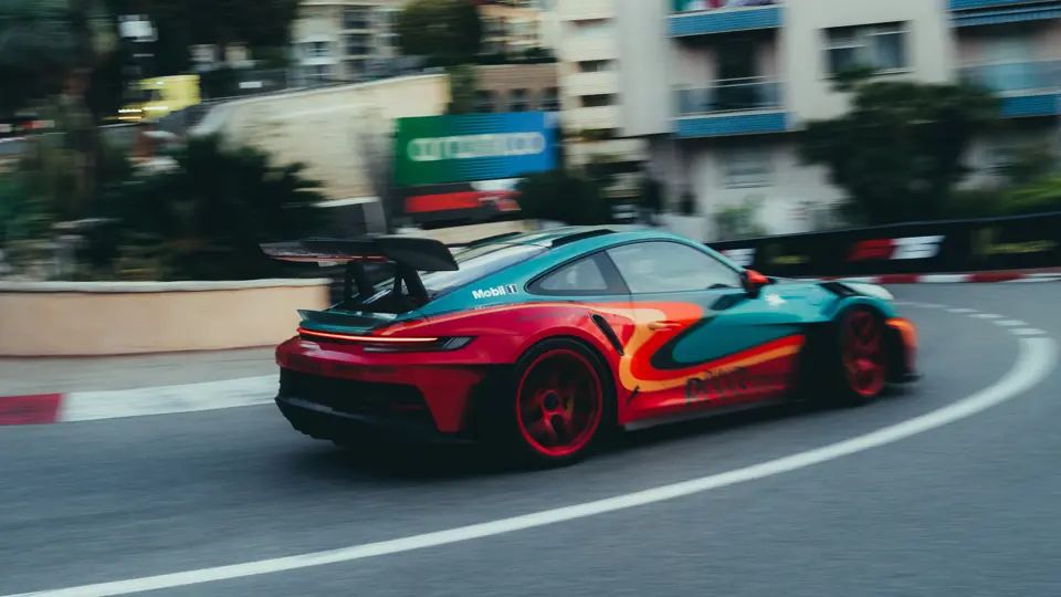 El 911 GT3 no destaca únicamente por su potencia, sino por cómo la entrega y cómo se comporta en cada curva. El chasis ha sido desarrollado con una precisión extrema: incorpora suspensión delantera de doble horquilla, dirección en el eje trasero, amortiguadores adaptativos y aerodinámica activa.