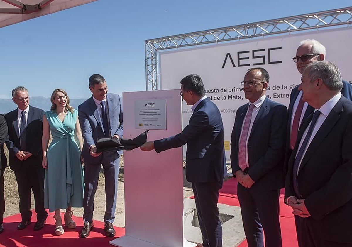El presidente del Gobierno, Pedro Sánchez, en el comienzo de la construcción de la planta de AESC.