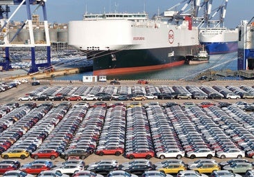 China sigue usando el Canal de Suez para enviar sus coches