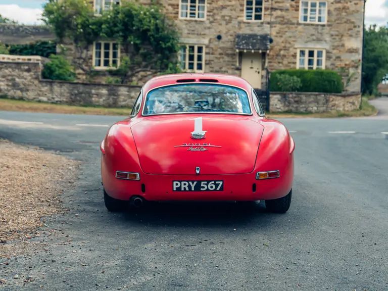 El capítulo con Wallace cerró en octubre de 1956 con un segundo puesto en Thompson, quedando subcampeón del campeonato SCCA.