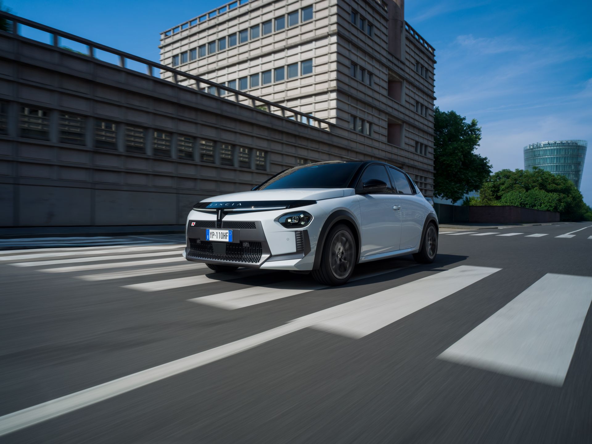 Al volante, el Lancia Ypsilon incorpora tecnologías que aseguran una conducción autónoma de nivel 2. El asistente de aparcamiento le sitúa a la vanguardia entre los automóviles de vocación urbana mientras que su sorprendente cuadro de instrumentos formado por pantallas duales 10,25” ofrece la mejor área de visualización del segmento B.