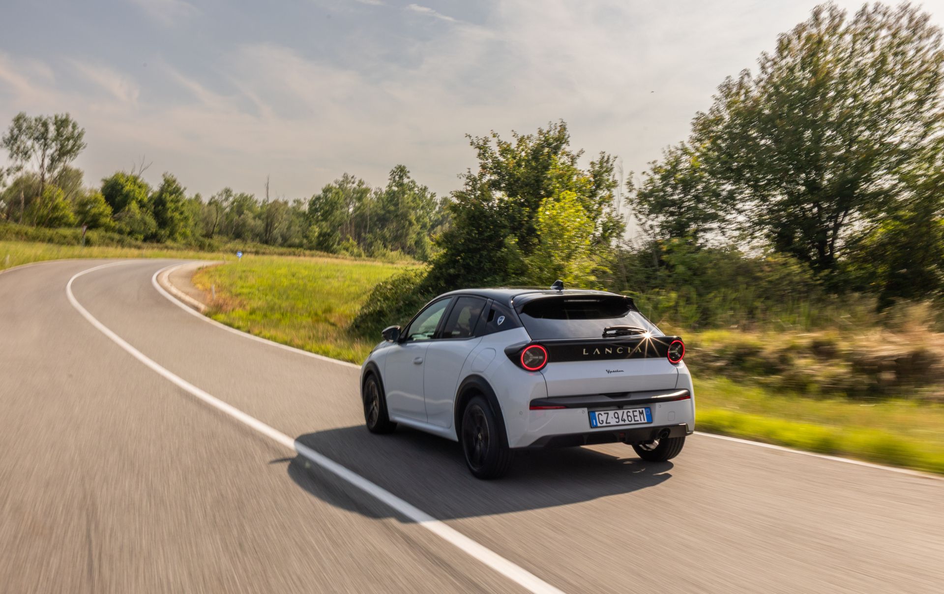 El Lancia Ypsilon está disponible con dos tipos de propulsión: la versión Ibrida, equipada con un motor híbrido de 48 V que desarrolla 110 CV, y la versión Elettrica, que ofrece una potencia de 156 CV y una autonomía de hasta 425 km, ideal para aquellos que buscan una movilidad sostenible sin comprometer el rendimiento, al que hay que sumar la motorización eléctrica de 280 CV del Ypsilon HF.