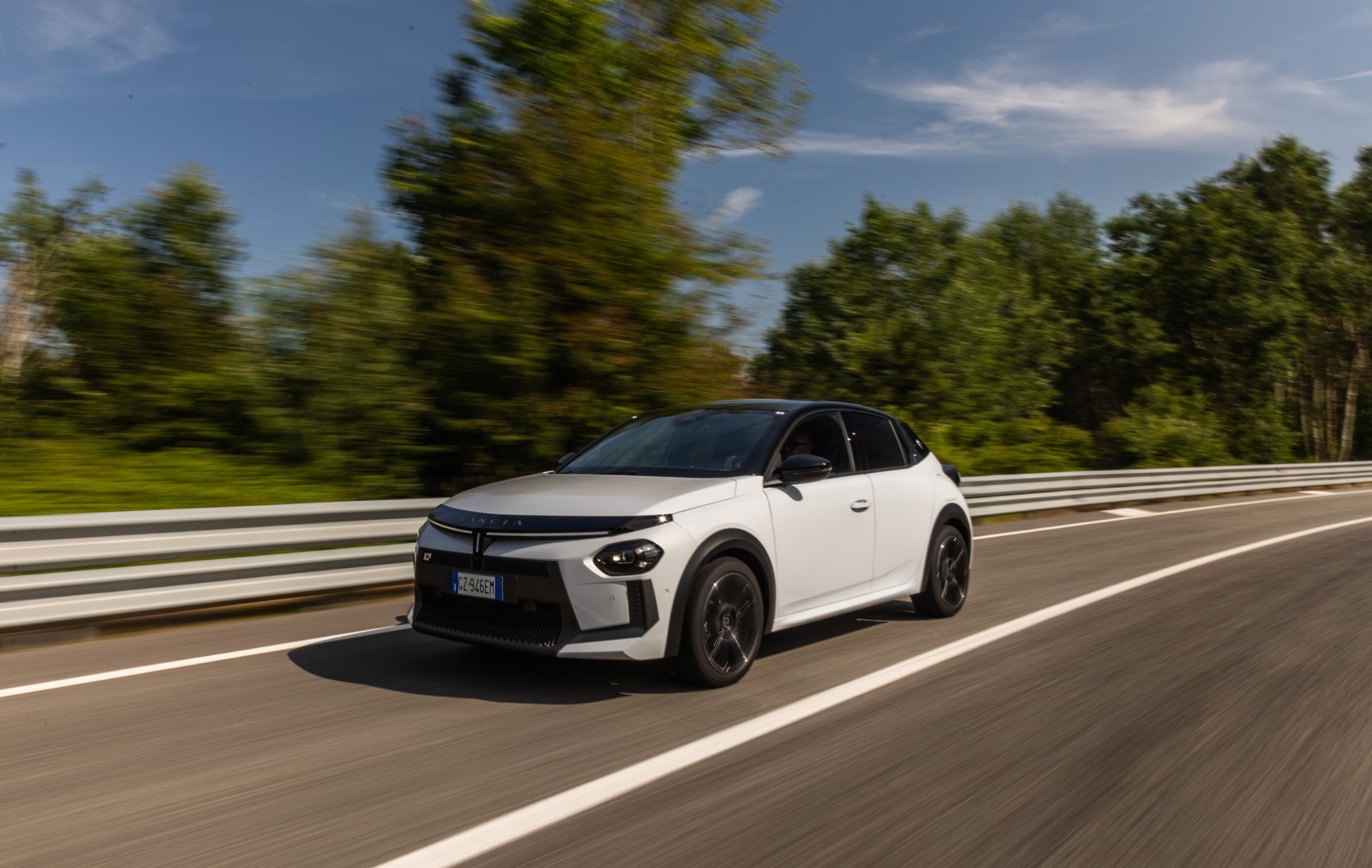 La vocación innovadora del Lancia Ypsilon salta a la vista por su diseño, que aplica, por primera vez en un automóvil de serie, los códigos estilísticos del nuevo lenguaje Lancia Pu+RA Design. Pensado para crear una imagen atemporal, funde tradición e innovación con guiños a grandes mitos de la marca que se conjugan con un vocabulario de diseño atípico. Los volúmenes se crean por superposición de capas sucesivas en las que se dibujan intersecciones de formas básicas e icónicas.