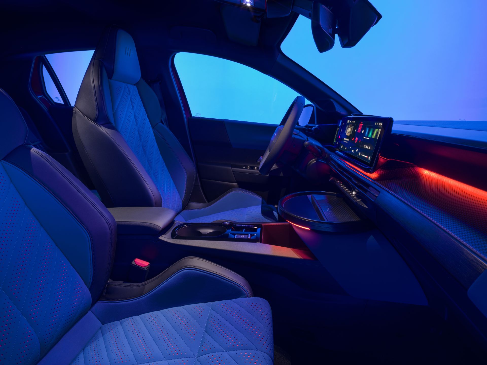 Como homenaje al enorme legado histórico de Lancia, en la silueta del Ypsilon brillan formas suaves, elegantes, puras y sensuales heredadas de mitos como los Lancia Aurelia y Flaminia.